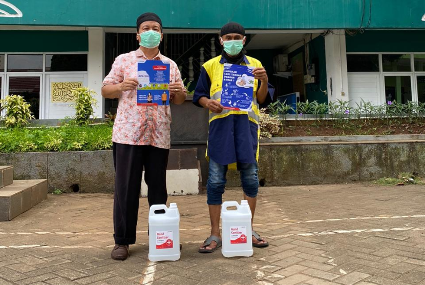 Pertamina Foundation membagikan hand sanitizer ke beberapa wilayah di Jakarta.