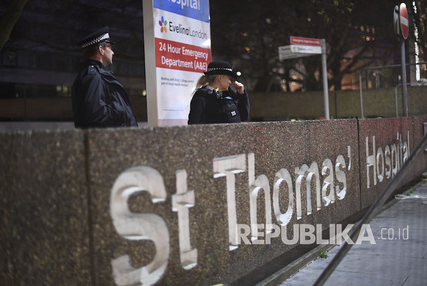 Polisi berjaga diluar Rumah Sakit St Thomas tempat Perdana Menteri Inggris Boris Johnson dirawat intensif setelah kesehatannya memburuk akibat virus Corona di London, Senin (6/4).