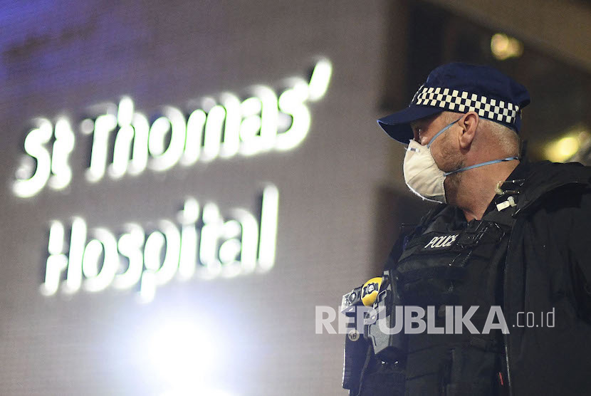Polisi berjaga diluar Rumah Sakit St Thomas tempat Perdana Menteri Inggris Boris Johnson dirawat intensif setelah kesehatannya memburuk akibat virus Corona di London, Senin (6/4). Kondisi Perdana Menteri Inggris Boris Johnson semakin membaik.