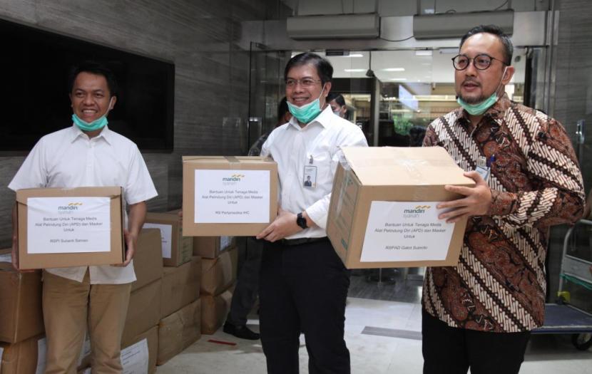 Mandiri Syariah menyerahkan bantuan senilai Rp 3,05 miliar berupa 2.500 Alat Pelindung Diri (APD) dan 100 ribu masker kepada 105 Rumah Sakit rujukan Covid-19 di seluruh Indonesia.