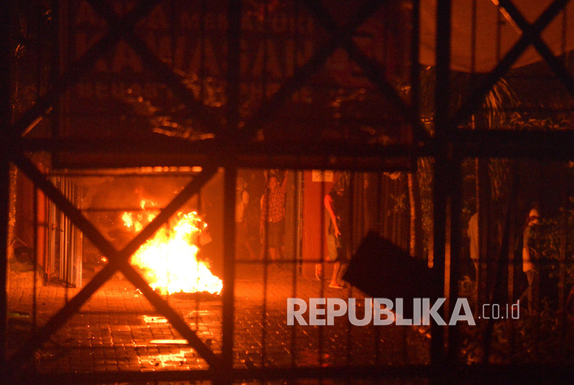 Sejumlah narapidana membakar ban dan melempari kaca jendela bangunan saat terjadinya kerusuhan di Lembaga Pemasyarakatan (Lapas) Kelas IIA Manado, Tuminting, Manado, Sulawesi Utara, Sabtu (11/4/2020). 