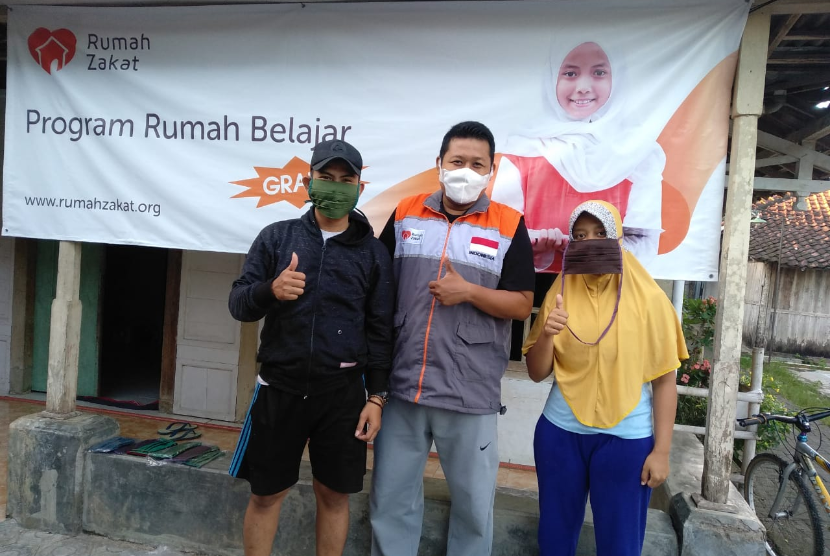 Relawan Rumah Zakat Haryanto membagikan masker gratis kepada masyarakat Desa Harjasari, Ahad (12/4).