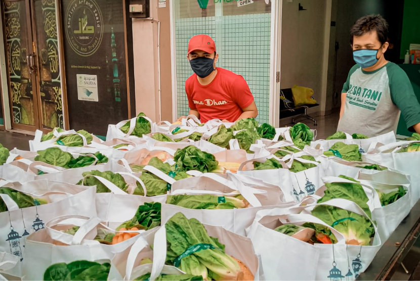 Petani program Desa Tani Dompet Dhuafa Jawa Barat (Jabar) di Lembang, Bandung Barat berinisiatif menjual sayuran produksi mereka secara online.