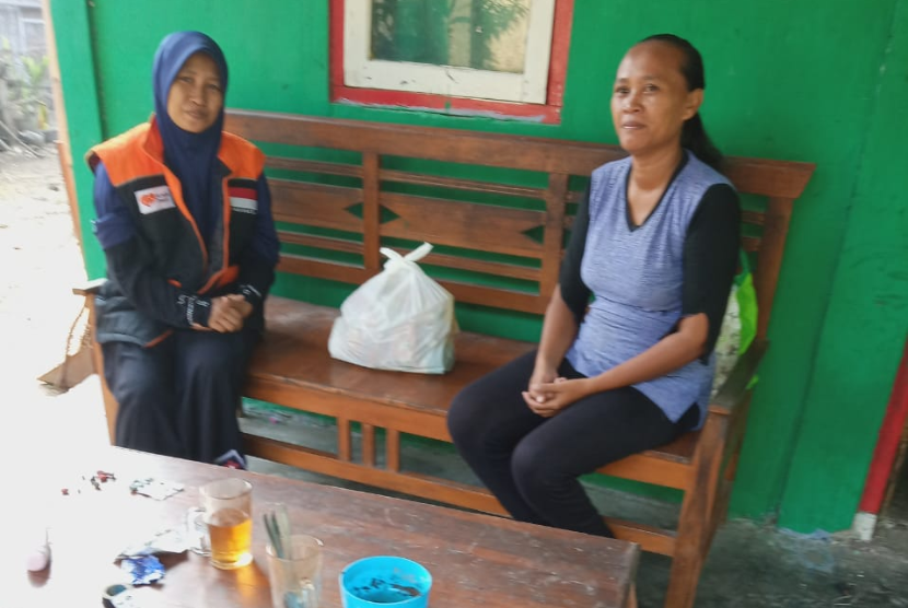 Rumah Zakat berbagi sembako kepada masyarakat dhuafa.