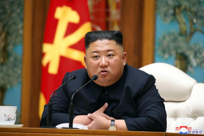 Sebuah foto yang dirilis oleh Kantor Berita Pusat Korea Utara (KCNA) resmi menunjukkan pemimpin Korea Utara Kim Jong Un menghadiri pertemuan politbiro dari Partai Buruh Korea yang berkuasa di Pyongyang, Korea Utara, pada 11 April 2020. Dalam rapat Partai Buruh awal Juni 2020 ini, Kim membahas swasembada bidang ekonomi negara itu.