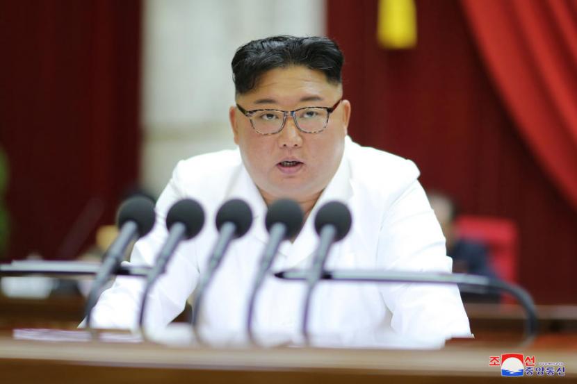 Sebuah foto yang dirilis oleh Kantor Berita Pusat Korea Utara (KCNA) resmi pada 30 Desember 2019 memperlihatkan pemimpin Korea Utara Kim Jong-un memimpin sesi hari kedua Rapat Pleno ke-5 