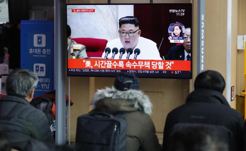 Orang-orang menonton berita tentang pemimpin Korea Utara Kim Jong-un dan moratorium tes nuklir dan rudal jarak jauhnya selama pertemuan Komite Sentral Partai Buruh yang berkuasa, di sebuah televisi di Stasiun Seoul di Seoul, Korea Selatan, 01 Januari 2020