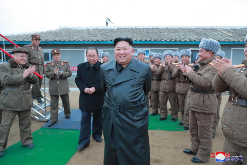 Foto tak bertanggal yang dirilis oleh Kantor Berita Pusat Korea Utara (KCNA) resmi menunjukkan Kim Jong-un (C), ketua Partai Pekerja Korea, ketua Komisi Urusan Negara Republik Demokratik Rakyat Korea 