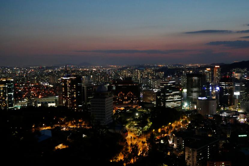 Suasana kota Seoul, Korea Selatan, Ahad (26/4).
