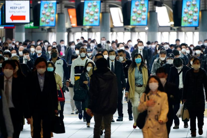 Aktivitas pekerja Jepang di jam sibuk di salah satu stasiun di Tokyo, Senin (27/4).