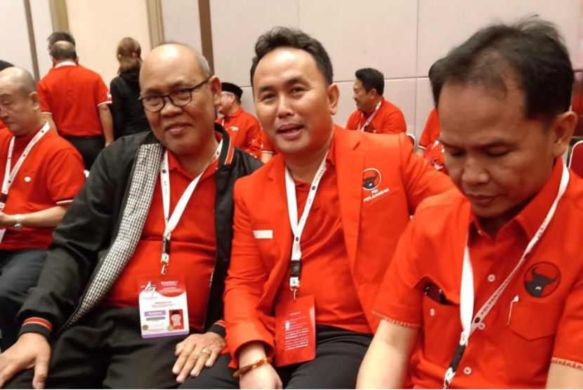 Gubernur Kalimantan Tengah (Kalteng) H Sugianto Sabran (dua dari kanan) mendoakan Wali Kota Palangka Raya yang terkena Covid-19 segera sembuh.
