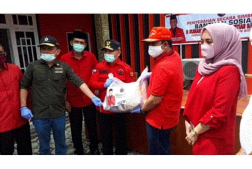 ubernur Kalimantan Tengah (Kalteng) Sugianto Sabran dan Anggota DPR RI Agustiar Sabran, menunjukkan rasa kepeduliannya terhadap warga terutama di masa pandemi Covid-19 dengan memberi 10 ribu sembako kepada warga.