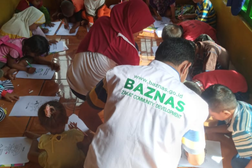 Badan Amil Zakat Nasional (BAZNAS) turut membantu anak-anak yang tak bisa belajar di sekolah akibat pandemi Covid-19 dengan cara memfasilitasi belajar di rumah di Desa Ndoriwoy, Kecamatan Pulau Ende, Kabupaten Ende, Nusa Tenggara Timur (NTT). 