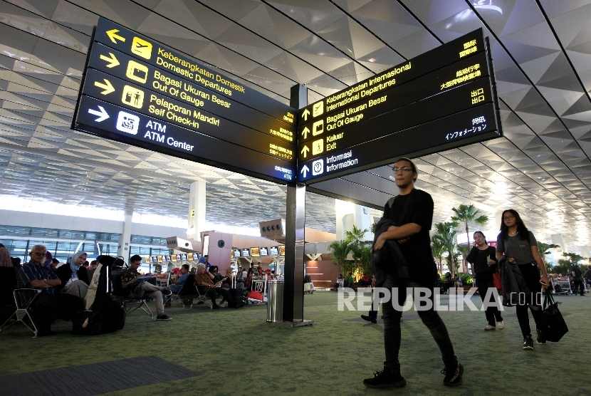 Foto penumpang di Bandara Soekarno Hatta, (ilustrasi). PT Angkasa Pura II (Persero) menyampaikan pemangku kepentingan di Bandara Soekarno-Hatta secara ketat melaksanakan seluruh prosedur termasuk protokol kesehatan Covid-19 bagi penumpang yang baru mendarat. 