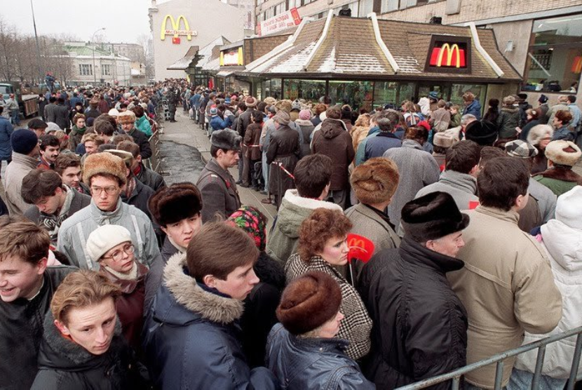Ratusan orang mengantre saat pembukaan perdana restoran McDonald di Alun-Alun Pushkin, Moskow, pada 31 Januari 1990.