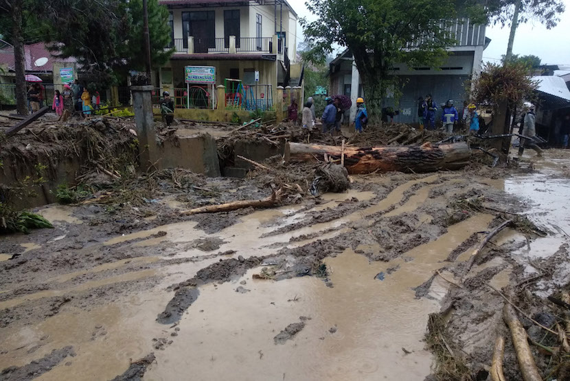 Warga beraktivitas di area yang terdampak banjir bandang di Desa Paya Tumpi Baru, Kecamatan Kebayakan, Aceh Tengah, Aceh, Rabu (13/5/2020).