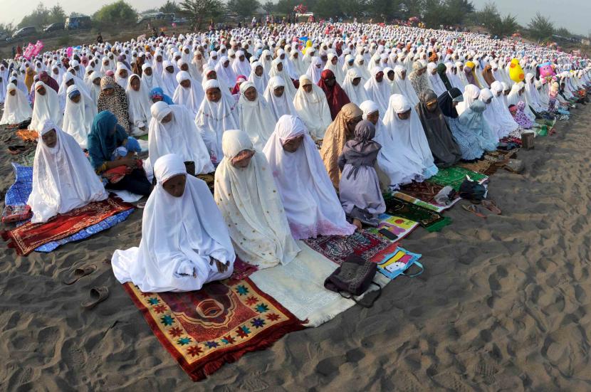 Umat muslim melaksanakan shalat idul fitri di lapangan pantai parang kusumo DIY.