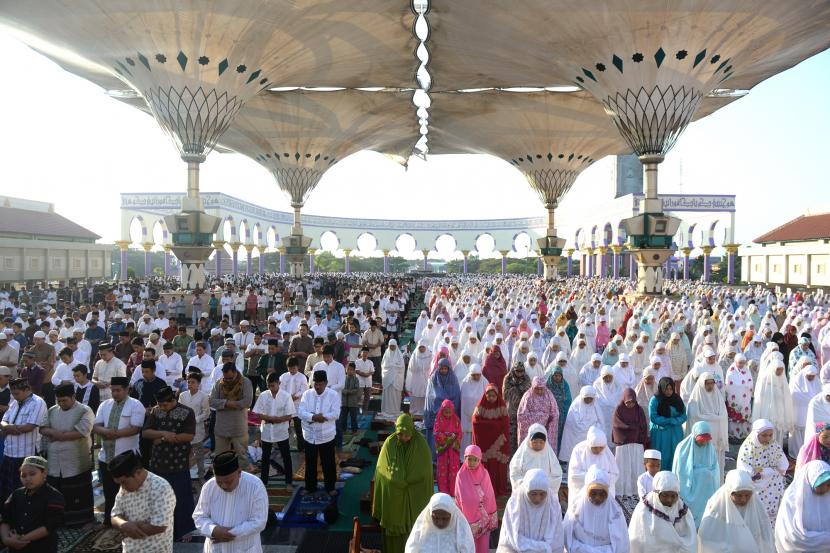 Umat Islam melakukan sholat Idulfitri  di Masjid Agung Jawa Tengah, Semarang. (Ilustrasi)