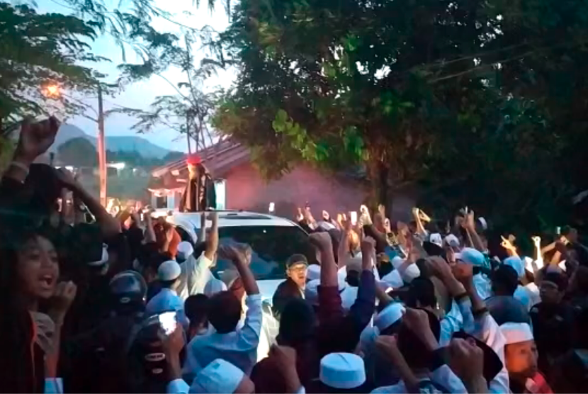 Habib Bahar bin Smith disambut ribuan orang dari alumni PA 212 dan para santri Pondok Pesantren Tajul Alawiyyin di Kampung Pabuaran Kaler, Kecamatan Kemang, Kabupaten Bogor, Sabtu (16/5). 
