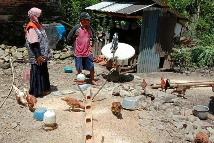 Atasi kejenuhan Desa Berdaya gelar Program Aku Bahagia di Rumah dengan berternak ayam untuk anak usia sekolah.