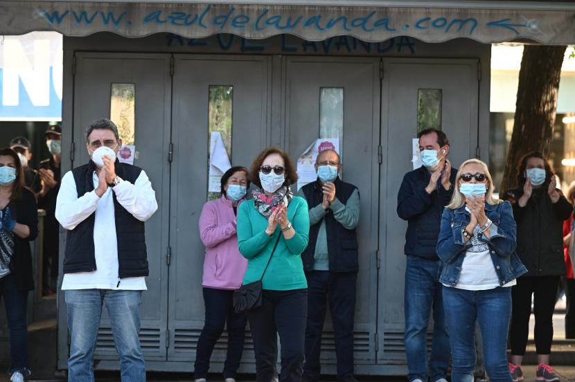  Sejumlah warga memakai masker wajah di Madrid, Spanyol. 