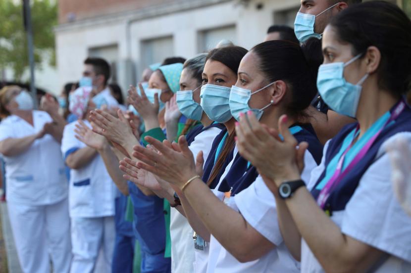 Petugas kesehatan dari Rumah Sakit Fundacion Jimenez Diaz ikut serta dalam tepuk tangan ucapan berterima kasih kepada personel medis dan perawat kesehatan yang berjuang di tengah pandemi COVID-19 yang sedang berlangsung di Madrid, Spanyol, Ahad (17/5).  Spanyol menghadapi fase de-eskalasi beberapa minggu menjelang berakhirnya masa lockdown untuk menghindari penyebaran pandemi COVID-19. 