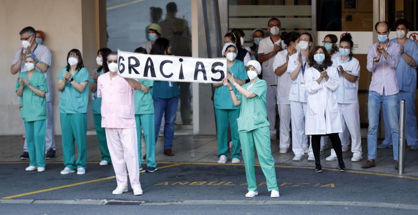  Petugas kesehatan dari Rumah Sakit Cruces ikut serta dalam tepuk tangan ucapan berterima kasih kepada personel medis dan perawat kesehatan yang berjuang di tengah pandemi COVID-19 yang sedang berlangsung  di Cruces, Bilbao, Spanyol, Ahad (17/5). Spanyol menghadapi fase de-eskalasi beberapa minggu menjelang berakhirnya masa lockdown untuk menghindari penyebaran pandemi COVID-19.   