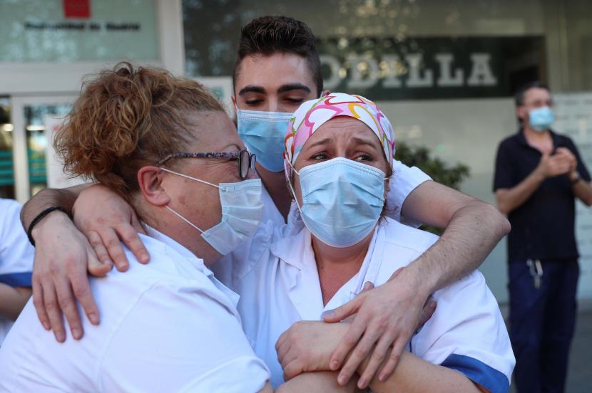 Petugas kesehatan dari Rumah Sakit Fundacion Jimenez Diaz ikut serta dalam tepuk tangan ucapan berterima kasih kepada personel medis dan perawat kesehatan yang berjuang di tengah pandemi COVID-19 yang sedang berlangsung di Madrid, Spanyol, Ahad (17/5). Spanyol mengubah jumlah total kematian terkait Covid-19. Ilustrasi. 