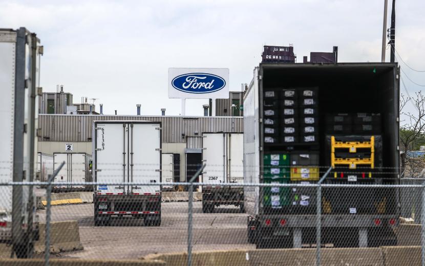 Produsen mobil asal Amerika Serikat (AS) Ford Motor akan menutup tiga pabrik di Brasil dan menghentikan produksi mobil di negara Amerika Selatan tersebut.
