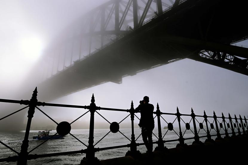 Kabut pagi menyelimuti Jembatan Pelabuhan Sydney, Australia, Selasa (19/5). EPA-EFE/JOEL CARRETT AUSTRALIA AND NEW ZEALAND OUT