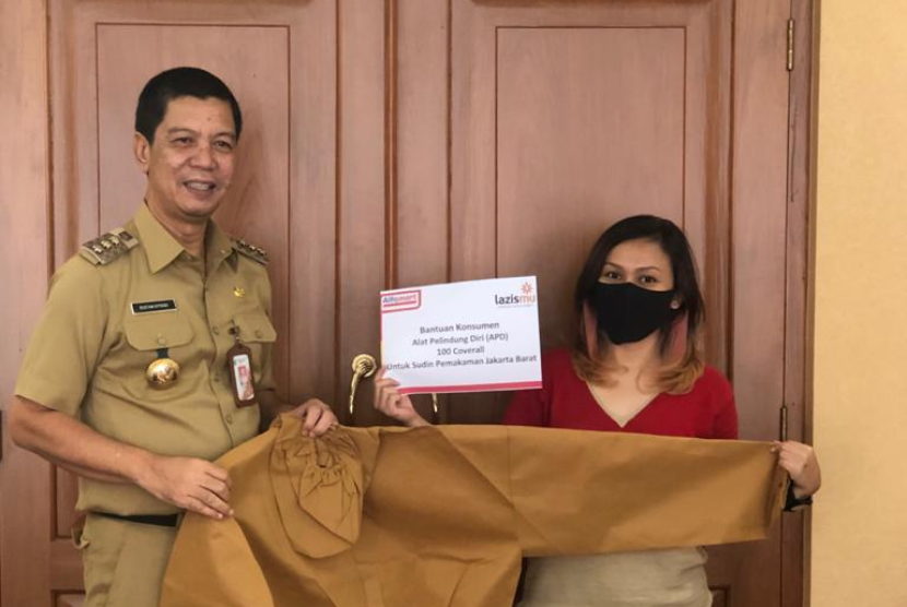Alfamart menyerahkan bantuan kepada Pemerintah Kota Jakarta Barat berupa 100 Alat Pelindung Diri (APD) yakni coverall yang diterima langsung oleh Rustam Effendi Wali Kota Jakarta Barat. 