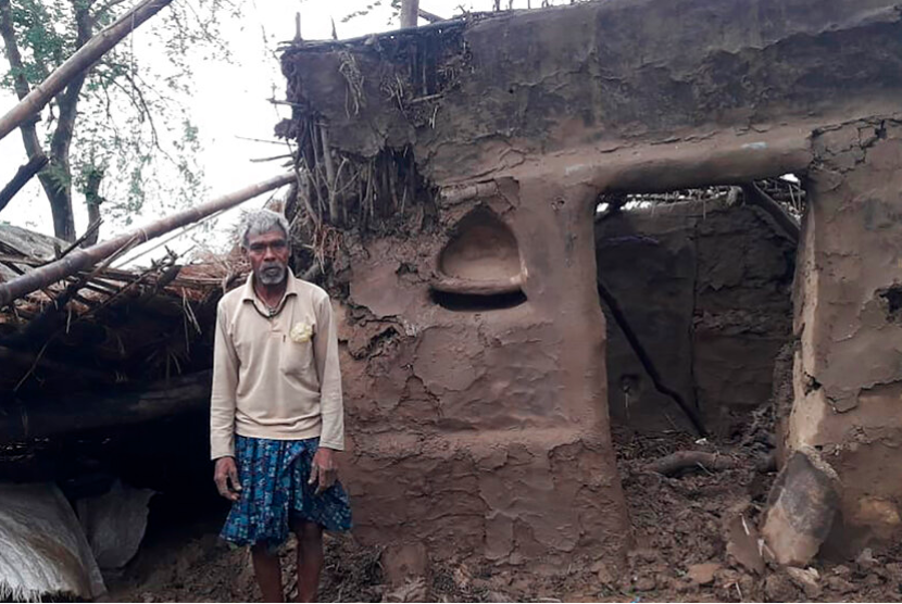 Pemulihan Dimulai Usai Topan Ganas Amphan. Seorang warga menunjukkan rumahnya yang rusak di di Bhadrak, Orissa, India, Kamis (21/5).