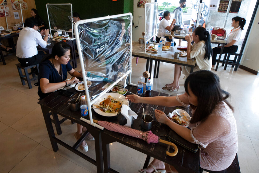 Status Darurat Thailand Hingga Akhir Juni. Tempat makan di Bangkok, Thailand, tampak disekat plastik untuk menghindari penularan virus corona, Kamis (21/5). 