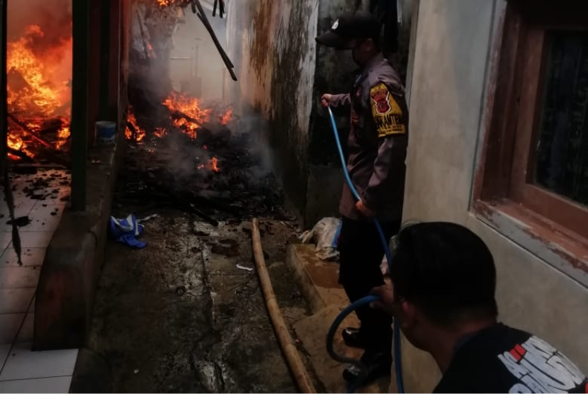 Rumah Zakat Action bantu korban kebakaran di Sukabumi.