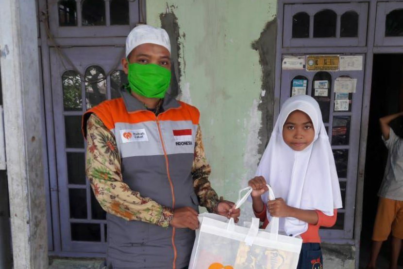 Rumah Zakat kembali menyalurkan 14 paket Kado Lebaran Yatim (KLY) untuk anak yatim binaan Rumah Zakat di wilayah Desa Berdaya Telukagung, Indramayu. 