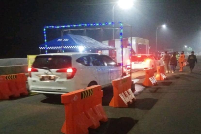 Dinas Perhubungan (Dishub) Kota Malang memeriksa sejumlah kendaraan yang hendak memasuki Kota Malang, Senin (25/5). 