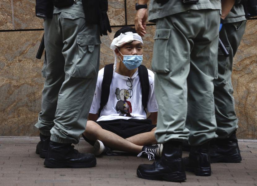Polisi anti huru-hara menahan pengunjuk rasa Hong Kong, ilustrasi