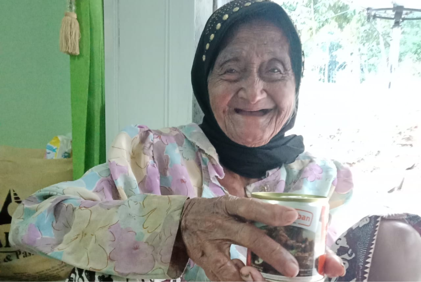 Nenek Uka mendapat bantuan kornet Superqurban dari Rumah Zakat di Hari Raya Idul Fitri.