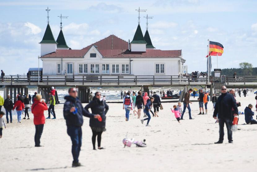Warga menikmati cuaca cerah di pantai Laut Baltik di depan dermaga di Ahlbeck, Jerman (ilustrasi). Perekonomian Jerman pada kuartal pertama 2023 stagnan. 