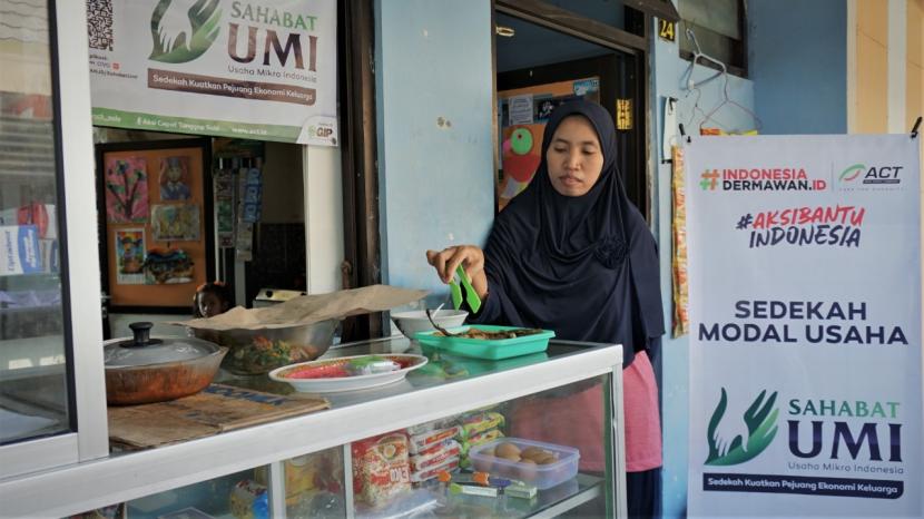 Aksi Cepat Tanggap (ACT) Solo meluncurkan program Sahabat Usaha Mikro Indonesia (UMI) pada Senin (1/6). Program tersebut merupakan pemberian bantuan modal usaha untuk usaha kecil dan menengah (UKM) yang terhenti akibat dampak pandemi Covid-19. 