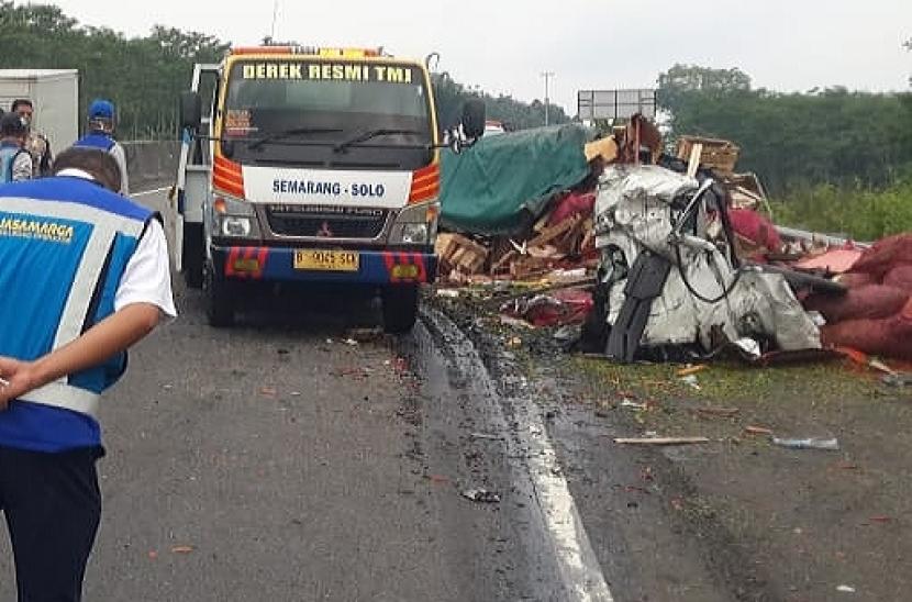 Kondisi kabin truk Isuzu BE 9592 NN yang mengangkut cabai hancur berantakan setelah terlibat kecelakaan tabrak belakang, di ruas Tol Semarang- Solo, tepatnya di KM 455+200 B, antara Gerbang Tol Salatiga- Gerbang Tol Bawen, Rabu (3/6) sekitar pukul 13.00 WIB.