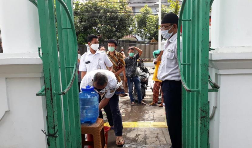 Masjid Cut Meutia Gelar Sholat Jumat Sesuai Protokol. Suasana shalat Jumat di Masjid Cut Mutia Jakarta pada Jumat, (5/6). 