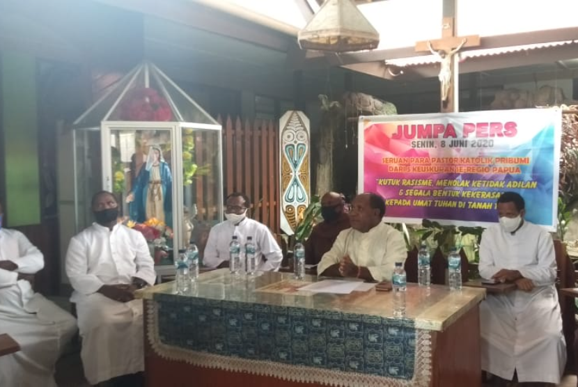 Jumpa pers oleh pastor Katolik pribumi dari Lima Keuskupan Seregional Papua di Jayapura.