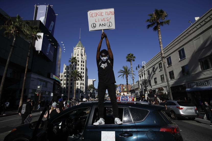 Sejumlah orang melakukan aksi protes di daerah Hollywood Los Angeles, Ahad (7/6). Mereka melakukan protes terkait kematian George Floyd yang meninggal pada 25 Mei setelah ditahan oleh polisi Minneapolis. 