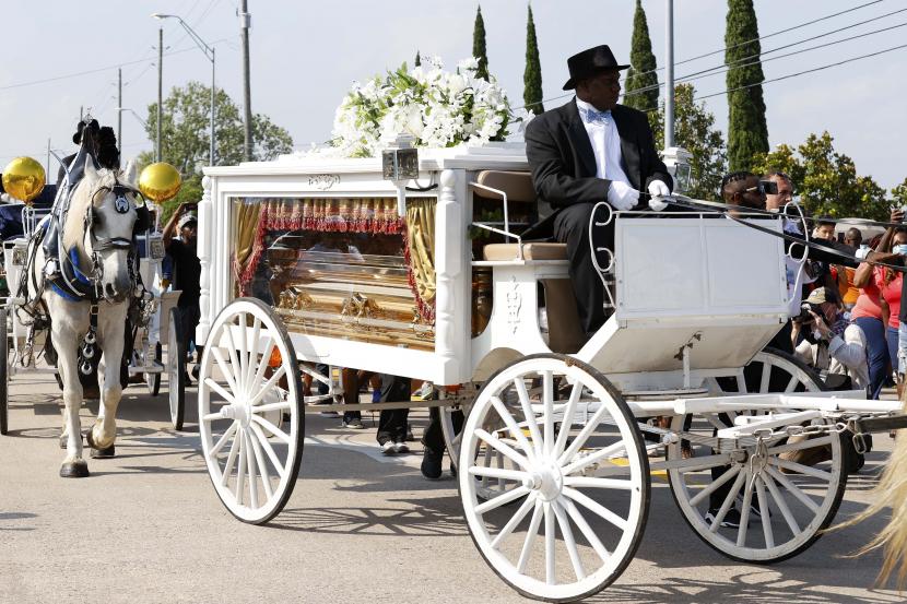 Peti jenazah yang membawa jasad George Floyd tiba dengan kereta kuda di Houston Memorial Gardens untuk pemakamannya di Pearland, Texas, AS, Selasa (9/6). Video CCTV yang diposting online pada 25 Mei, memperlihatkan George Floyd (46) memohon kepada petugas yang menangkapnya bahwa dia tidak bisa bernapas saat seorang petugas berlutut di lehernya. Pria kulit hitam tak bersenjata itu kemudian meninggal dalam tahanan polisi dan keempat petugas yang terlibat dalam penangkapan itu telah didakwa dan ditangkap. 