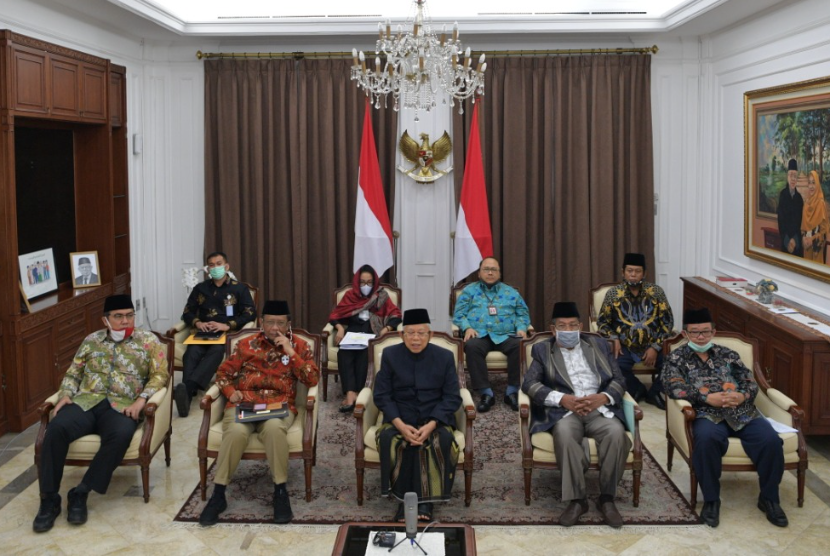 Wakil Presiden Maruf Amin didampingi Menteri Koordinator bidang Politik, Hukum dan Keamanan Mahfud MD saat menerima kehadiran pimpinan Majelis Ulama Indonesia (MU), Pengurus Besar Nahdlatul Ulama (PBNU) dan Pengurus Pusat Muhammadiyah, di rumah dinas Wapres, Jakarta, Selasa (16/6).