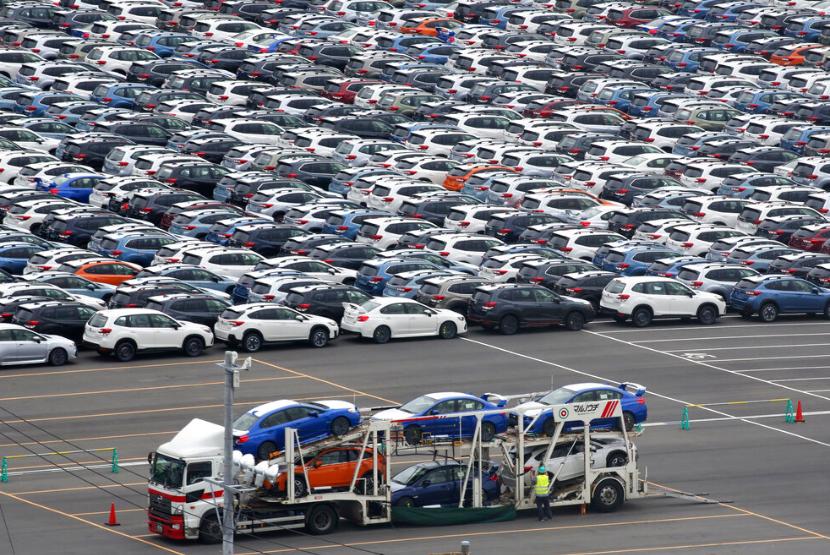 Deretan mobil siap ekspor di Pelabuhan Kawasaki, Tokyo, belum lama ini. Penurunan pengiriman mobil ke Amerika Serikat jadi penyebab penurunan ekspor Jepang.