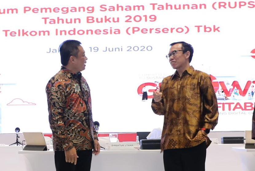 Direktur Utama Ririek Adriansyah (kiri) berbincang dengan Direktur Digital Business Muhammad Fajrin Rasyid usai acara Rapat Umum Pemegang Saham Tahunan Tahun Buku 2019 di Jakarta, Jumat (19/6).