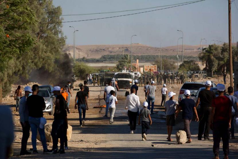 Para demonstran Palestina berhadapan dengan pasukan Israel saat protes menentang rencana Israel untuk mencaplok bagian-bagian dari Tepi Barat dan inisiatif Timur Tengah Trump, di desa Fasayil, di Lembah Jordan, Rabu (24/6). 