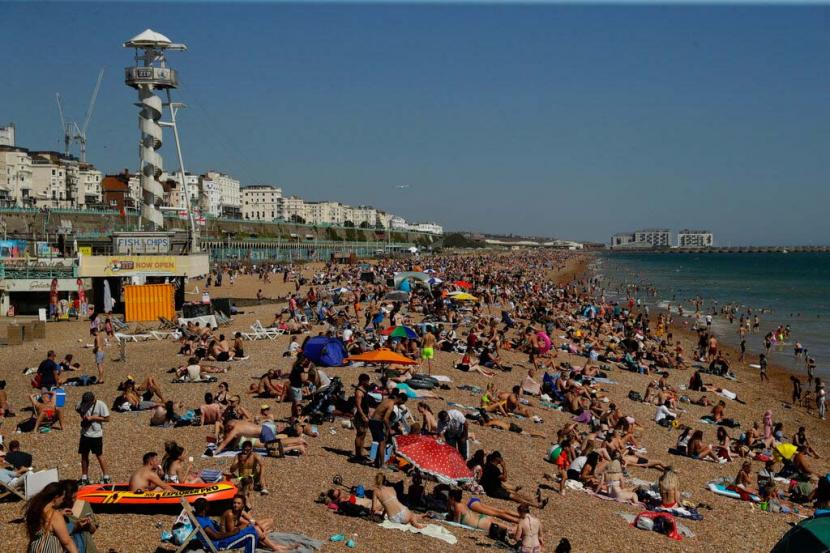 Orang-orang memadati  pantai pada musim panas di Bournemouth, Inggris. Musim panas di Eropa rata-rata naik 1 derajat Celcius lebih tinggi pada 2021. Ilustrasi.